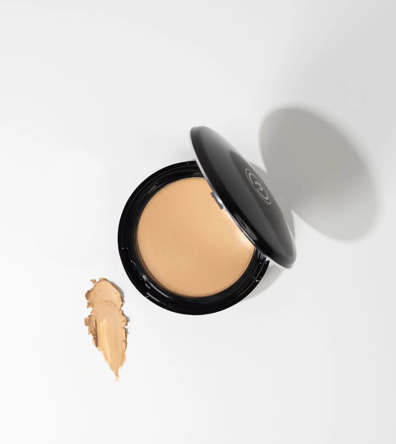 Compact Foundation – krämig, täckande foundation som ger jämn hudton och döljer rodnad.