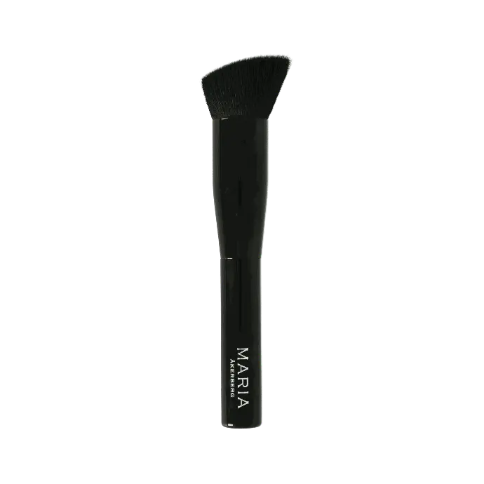 Angled Face Brush – vinklad borste för jämn applicering av flytande och krämfoundation, för en naturlig och felfri finish