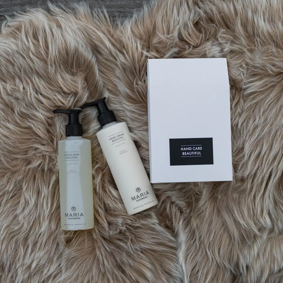 Handvårdset med handtvål och handkräm från MARIA ÅKERBERG, återfuktar och skyddar händerna med doft av apelsin, kardemumma, citron och bergamott